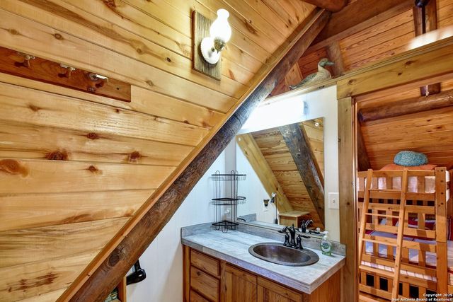 920 Pebble Bch Dr NW, Lakehills, TX 78063