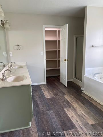 4012 W Queens Street, Broken Arrow, OK 74012