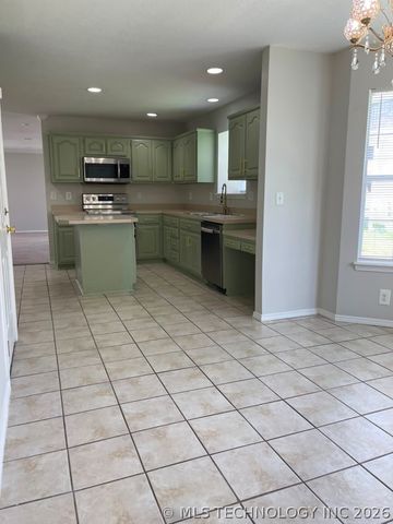 4012 W Queens Street, Broken Arrow, OK 74012