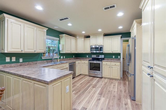 3950 Amberwood Street, Springdale, AR 72762