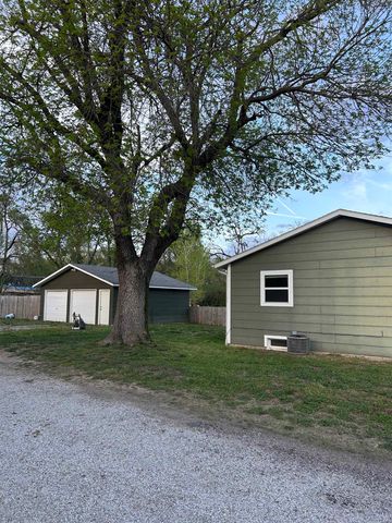 116 W 7th St, Peck, KS 67120