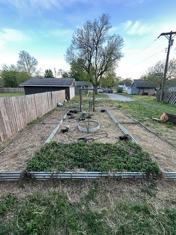 116 W 7th St, Peck, KS 67120