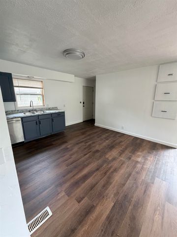 116 W 7th St, Peck, KS 67120