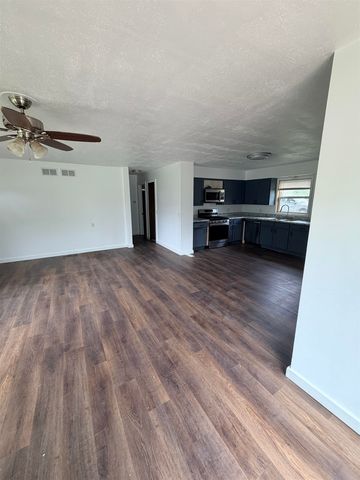 116 W 7th St, Peck, KS 67120