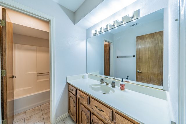 529 Winston Street, Grand Prairie, TX 75052