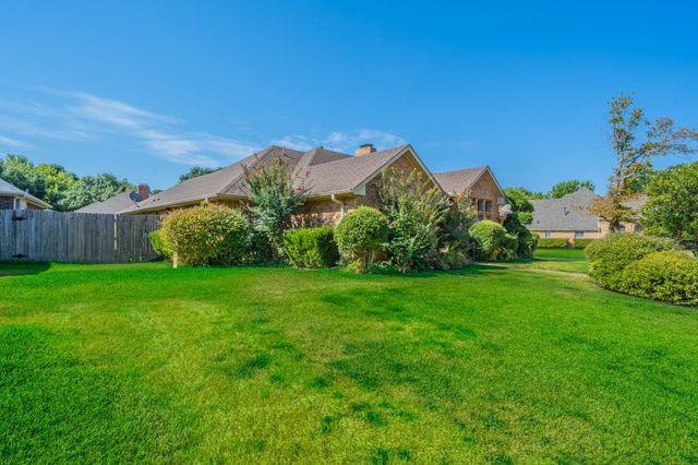 529 Winston Street, Grand Prairie, TX 75052