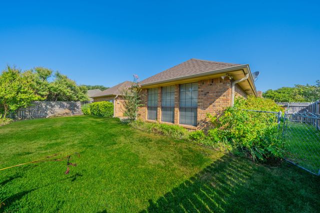 529 Winston Street, Grand Prairie, TX 75052