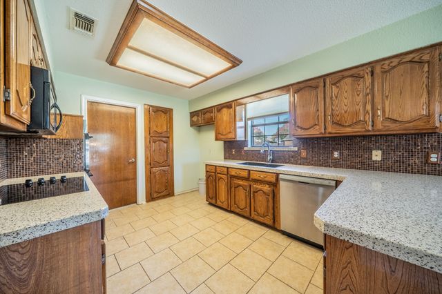 529 Winston Street, Grand Prairie, TX 75052