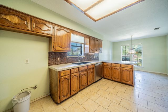 529 Winston Street, Grand Prairie, TX 75052