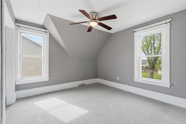 617 9th Ave SW, Cedar Rapids, IA 52404