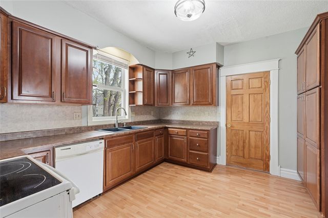 617 9th Ave SW, Cedar Rapids, IA 52404