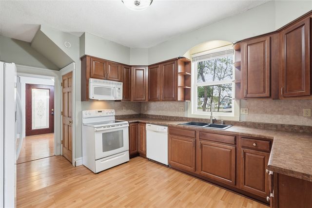 617 9th Ave SW, Cedar Rapids, IA 52404