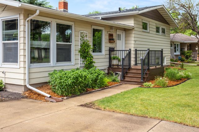2014 10th Street N, Fargo, ND 58102