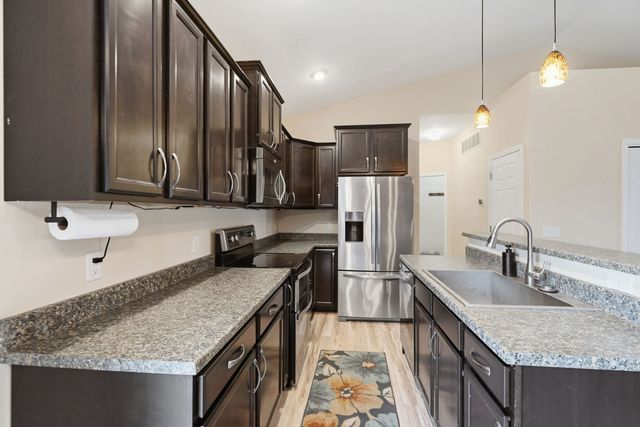 11 Oakley Drive, Leclaire, IA 52753