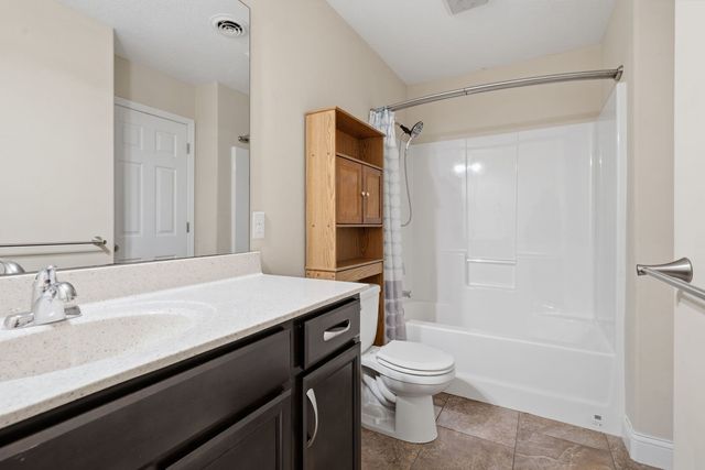 11 Oakley Drive, Leclaire, IA 52753