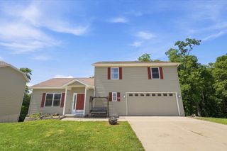 11 Oakley Drive, Leclaire, IA 52753