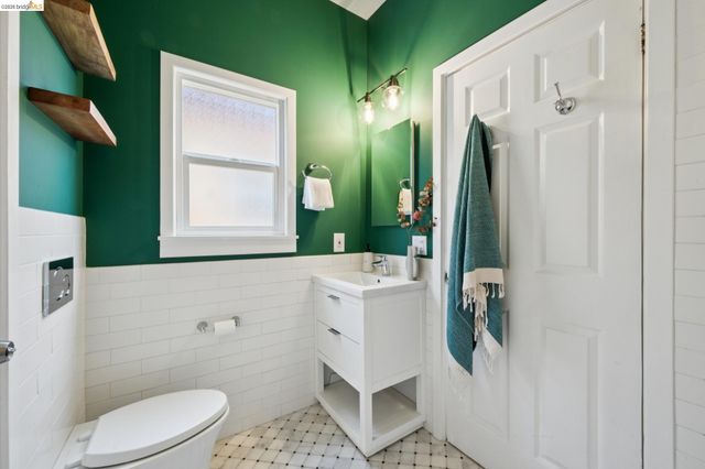 1161 61St St, Oakland, CA 94608