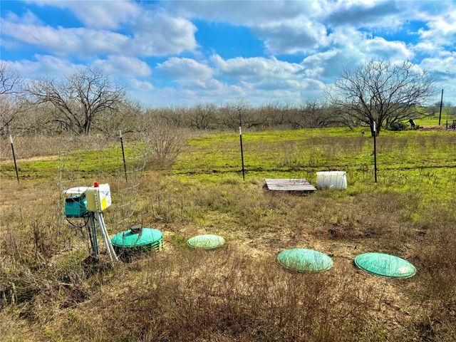 1118 County Road 447, Waelder, TX 78959