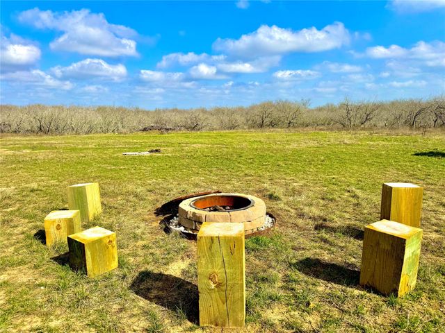 1118 County Road 447, Waelder, TX 78959