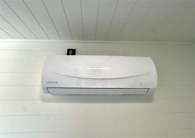 1118 County Road 447, Waelder, TX 78959