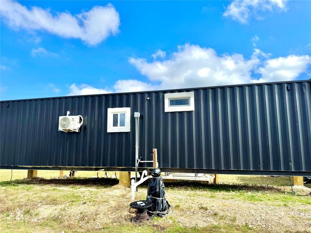 1118 County Road 447, Waelder, TX 78959