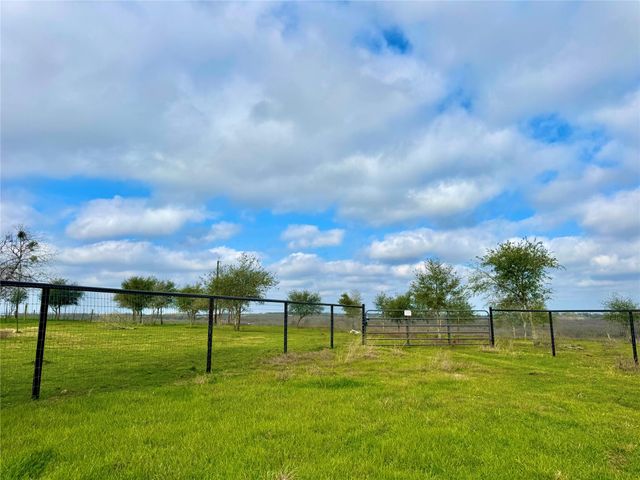 1118 County Road 447, Waelder, TX 78959