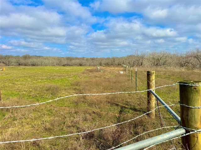 1118 County Road 447, Waelder, TX 78959