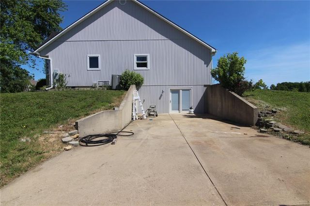 23305 S Hickory Court, Spring Hill, KS 66083