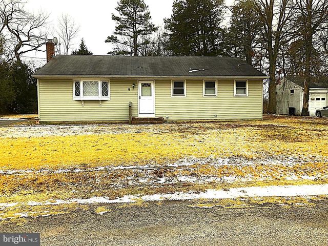 8 ROBERTS LN, Berlin, NJ 08009