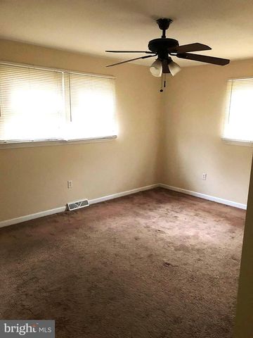 8 ROBERTS LN, Berlin, NJ 08009