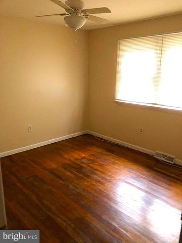 8 ROBERTS LN, Berlin, NJ 08009