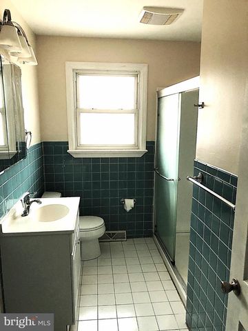 8 ROBERTS LN, Berlin, NJ 08009