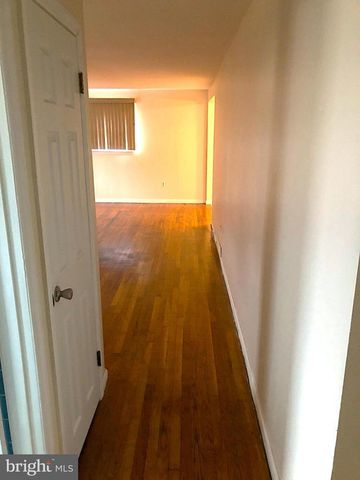 8 ROBERTS LN, Berlin, NJ 08009