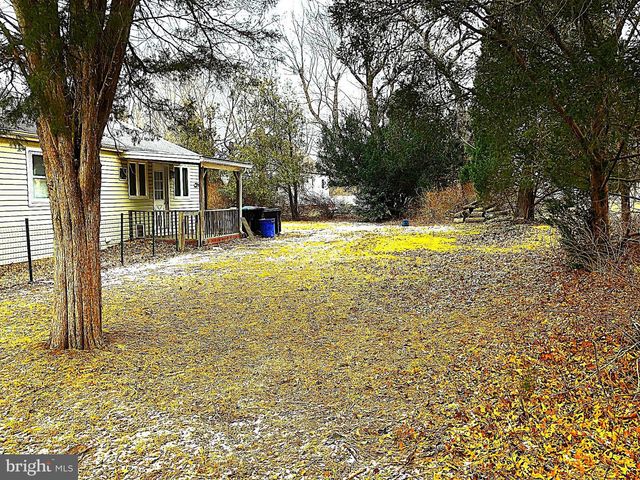 8 ROBERTS LN, Berlin, NJ 08009