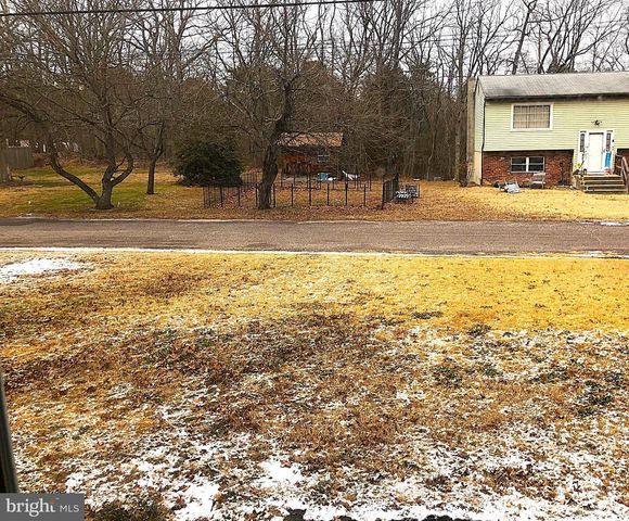 8 ROBERTS LN, Berlin, NJ 08009