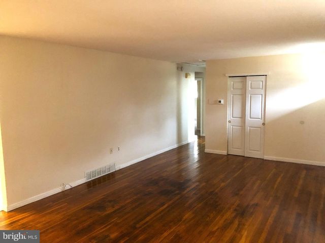 8 ROBERTS LN, Berlin, NJ 08009