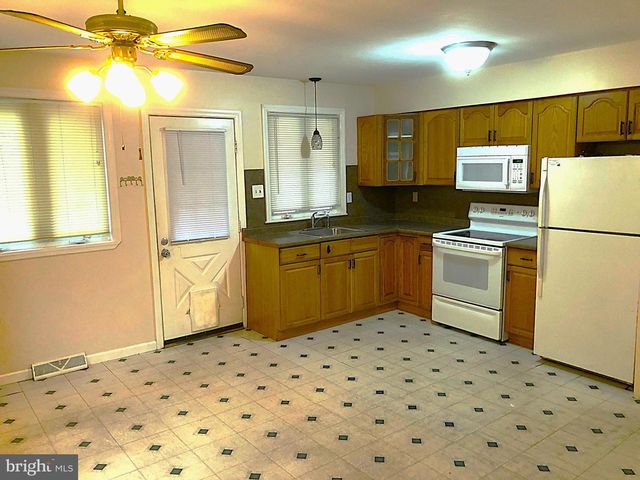 8 ROBERTS LN, Berlin, NJ 08009