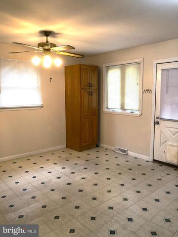 8 ROBERTS LN, Berlin, NJ 08009