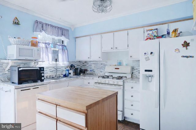 600 W CHESTNUT ST, Clayton, NJ 08312