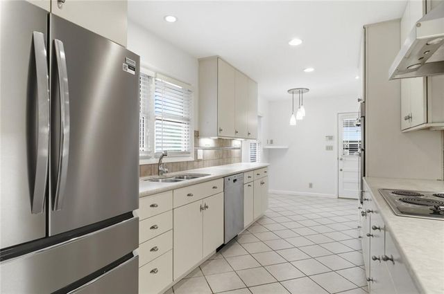 955 Vistavia Circle, Decatur, GA 30033