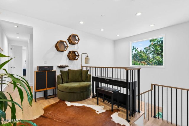 1135 N Commonwealth Avenue, Los Angeles, CA 90029