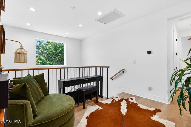 1135 N Commonwealth Avenue, Los Angeles, CA 90029