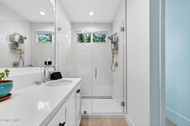 1135 N Commonwealth Avenue, Los Angeles, CA 90029