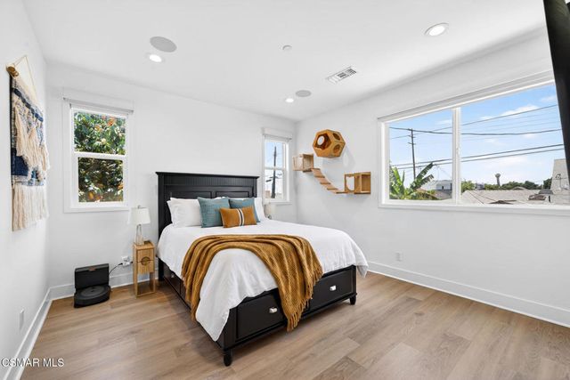 1135 N Commonwealth Avenue, Los Angeles, CA 90029