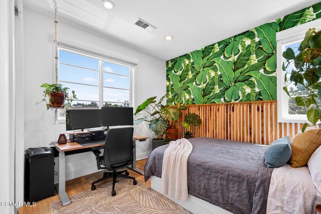 1135 N Commonwealth Avenue, Los Angeles, CA 90029
