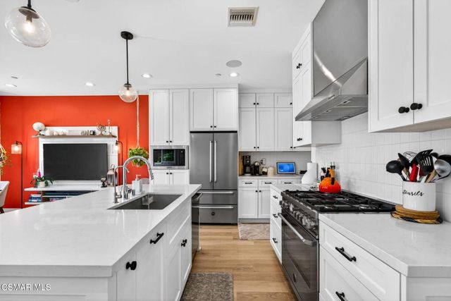 1135 N Commonwealth Avenue, Los Angeles, CA 90029