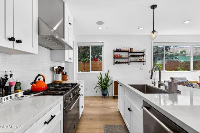 1135 N Commonwealth Avenue, Los Angeles, CA 90029