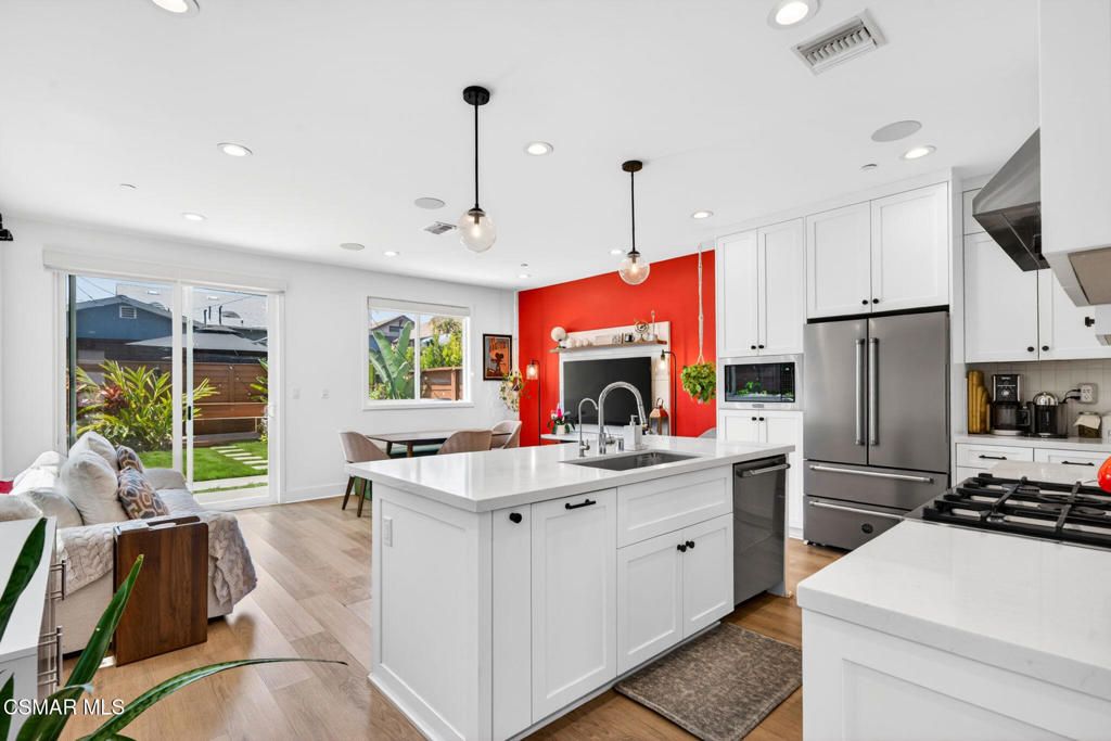 1135 N Commonwealth Avenue, Los Angeles, CA 90029