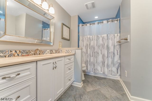 107 Franklin Ct, Raritan Twp., NJ 08822