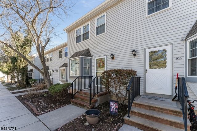 107 Franklin Ct, Raritan Twp., NJ 08822